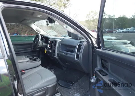 2018 Ram 1500 Express 4X4 6'4 Box из США, поврежденный, VIN 1C6RR7FG4JS199965